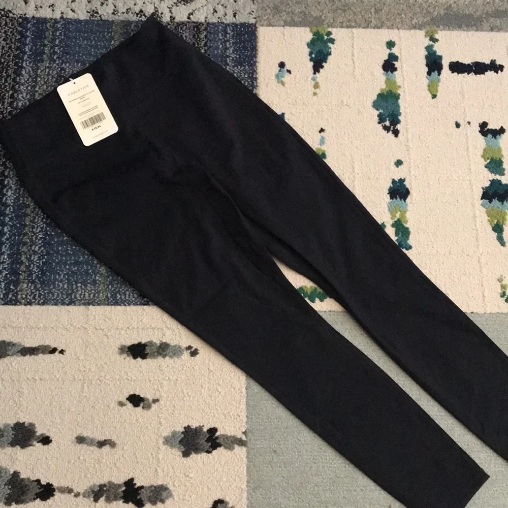 NWT Fabletics Anywhere High-Waisted Legging-Short - Picture 2 of 6